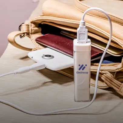 Chargeur portable Electrocop connecté à un smartphone dans un sac