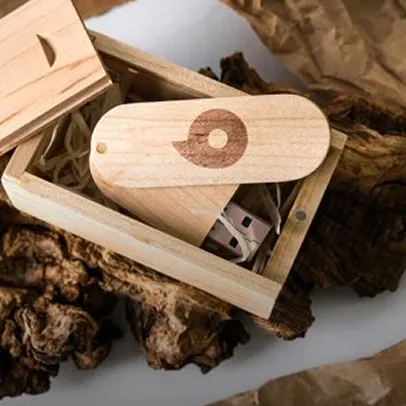 Clé USB en bois personnalisée avec logo gravé, dans son coffret en bois