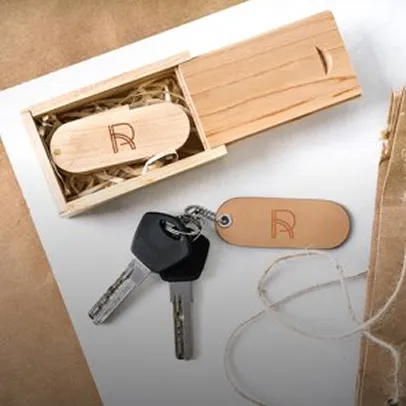 Boîte en bois avec clé personnalisée et étiquette en cuir gravée lettre R