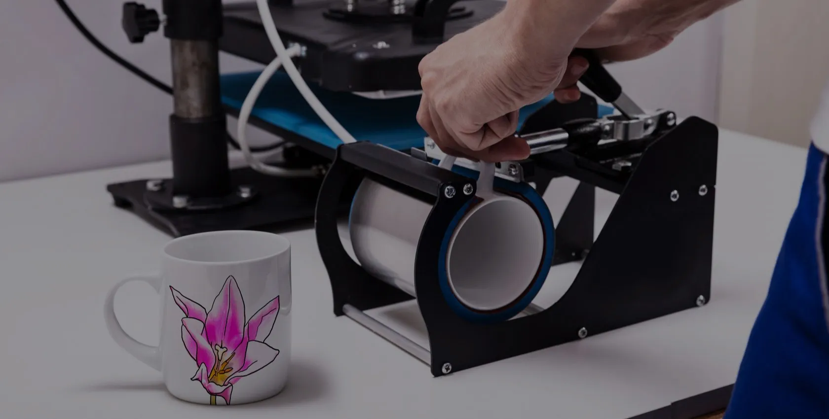 Personnalisation d’un mug sur une machine d’impression textile publicitaire