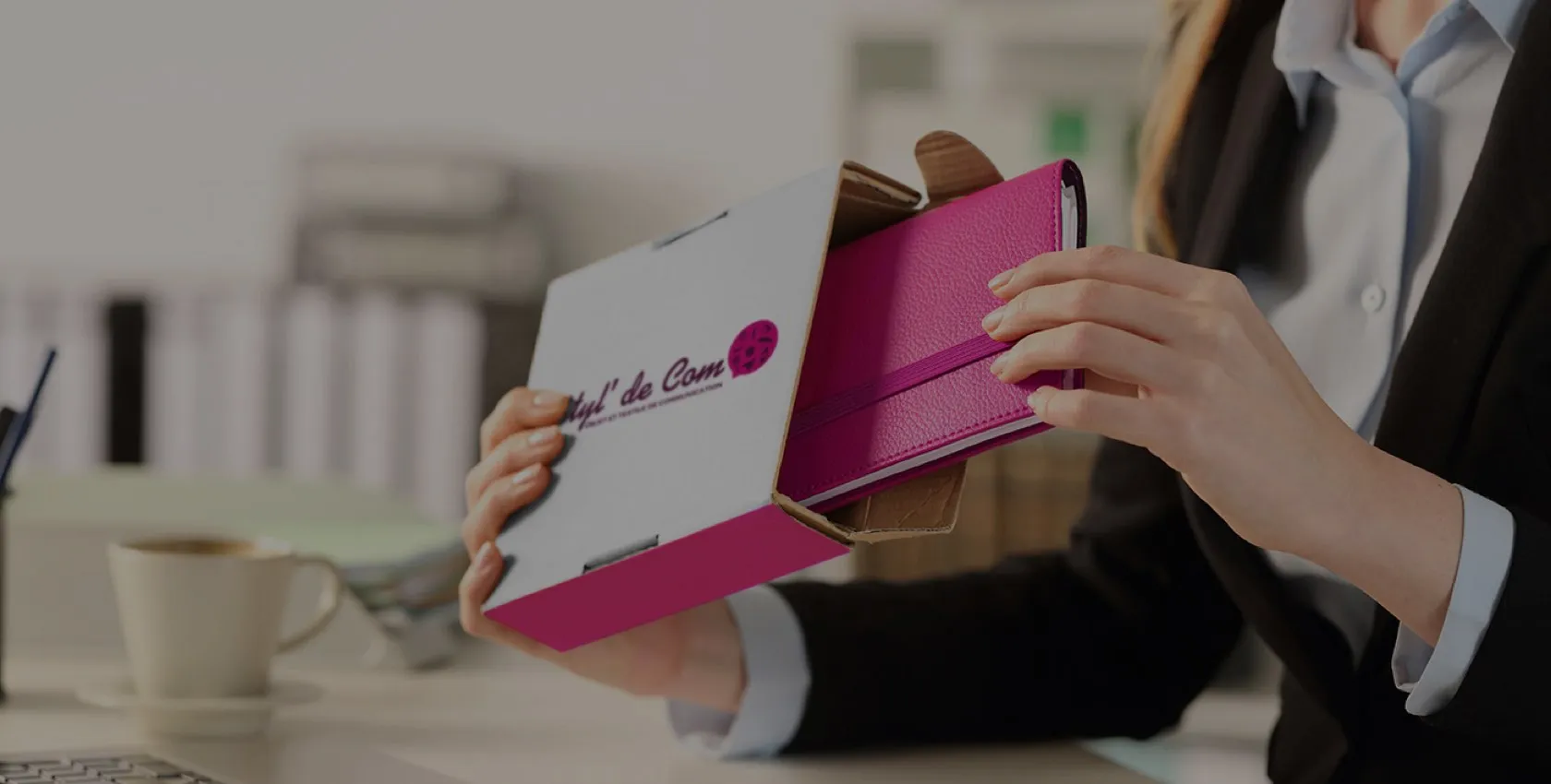 Personne ouvrant un colis contenant un portefeuille personnalisé Styl’ de Com