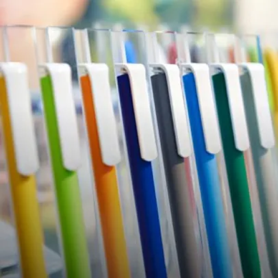 Stylos personnalisés multicolores sur un présentoir transparent