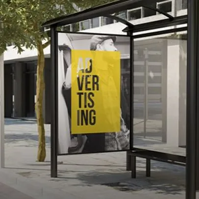 Abribus avec une affiche publicitaire jaune « Advertising »