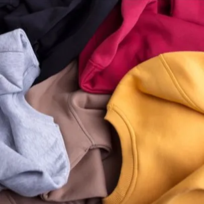 Textiles personnalisés empilés en couleurs vives