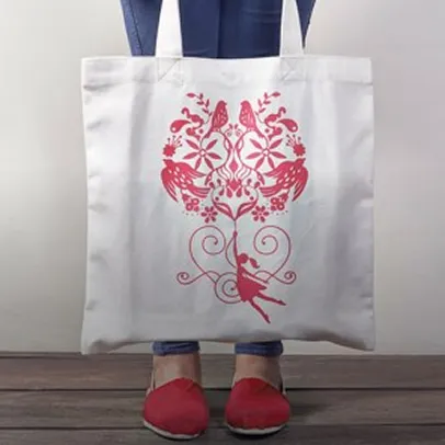 Tote bag personnalisé avec motif floral rouge et silhouette élégante