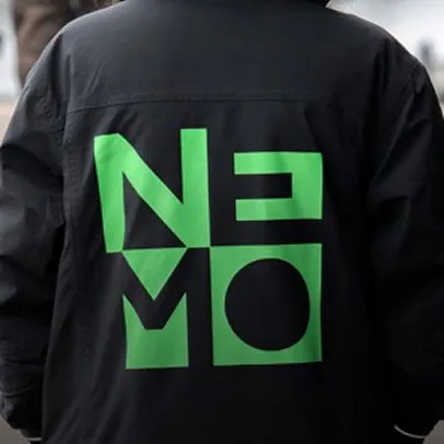Veste personnalisée avec logo néon vert NE-MO stylisé